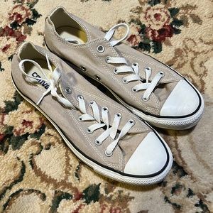 Tan converse/chuck Taylor’s